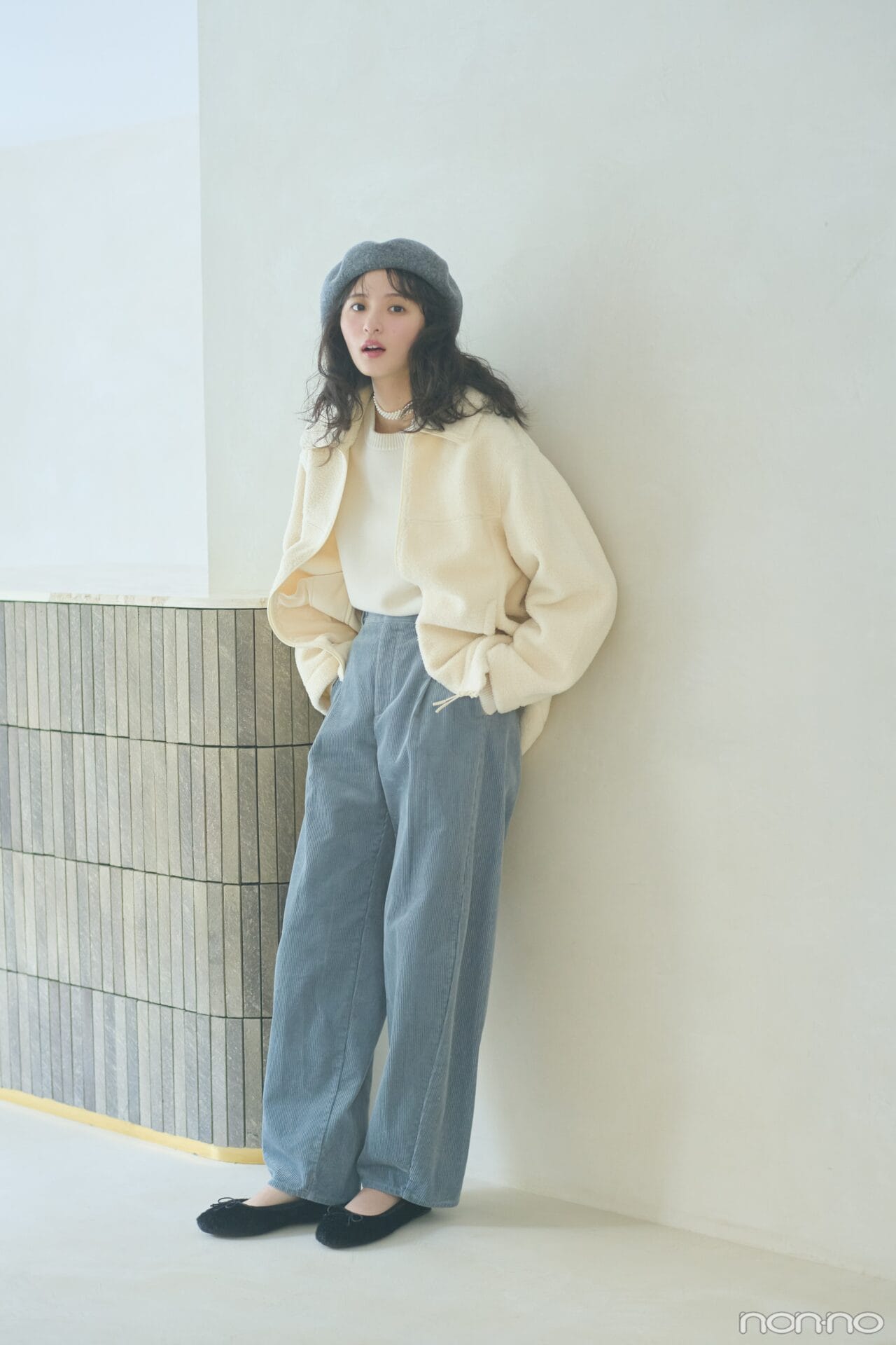 【ディズニーコーデ】コーデュロイパンツ×白ジャケット×バレエシューズ