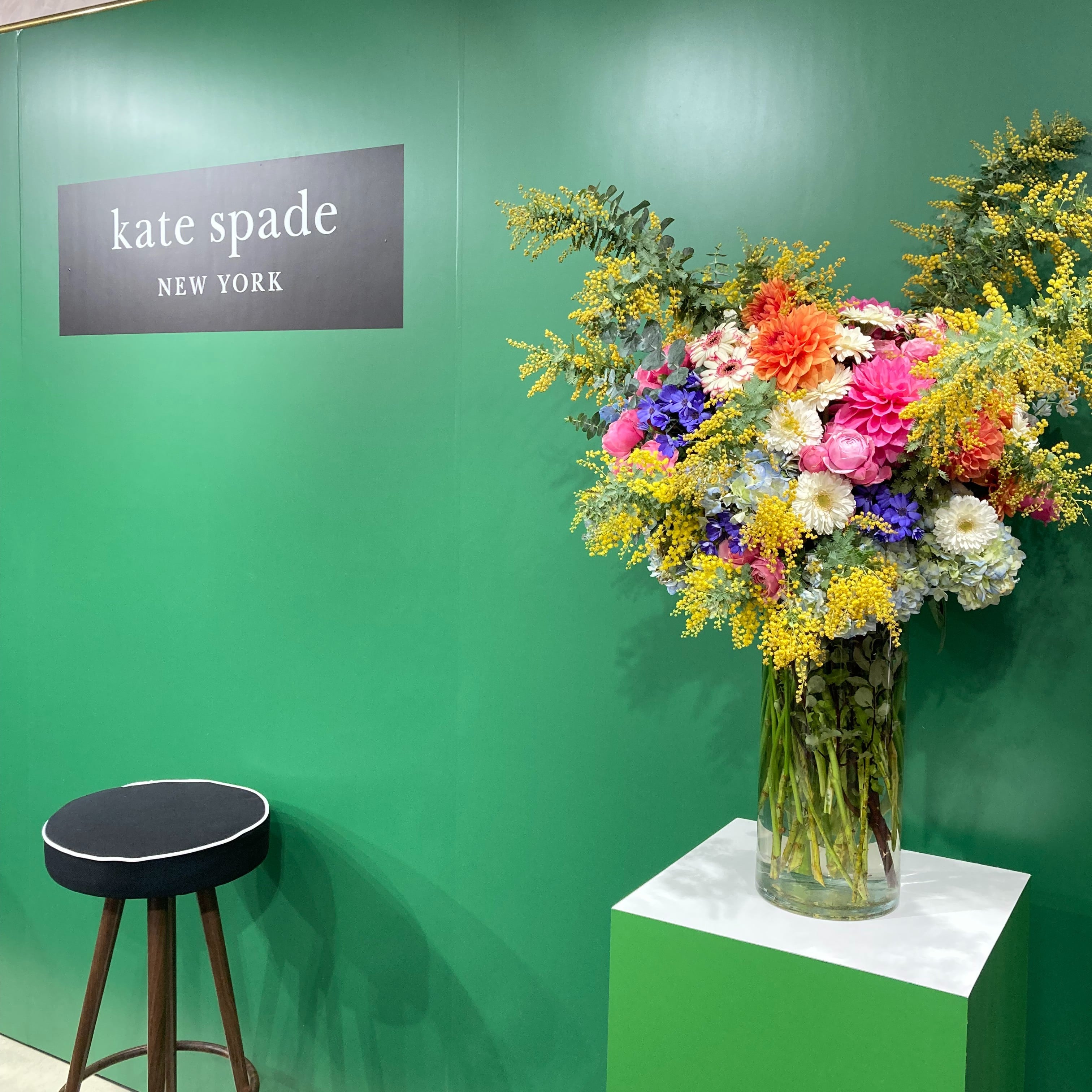 大きなお花とイスで作られた綺麗なワークショップ会場