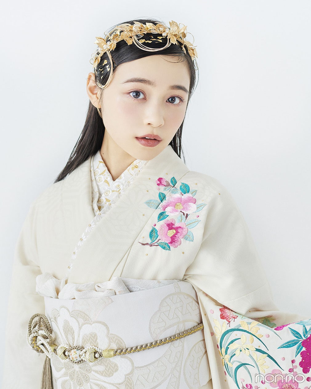 成人式ロングヘアアレンジ　髪をおろしてトップに髪飾りをつけた髪型の正面