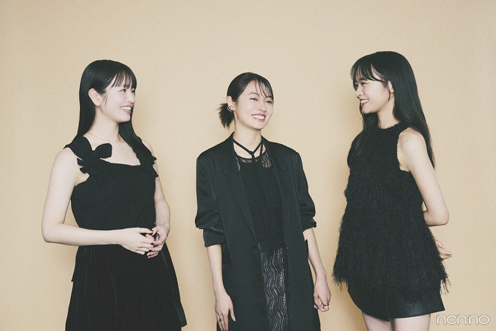 談笑する3人。左から横田真悠さん、田辺桃子さん、林芽亜里さん