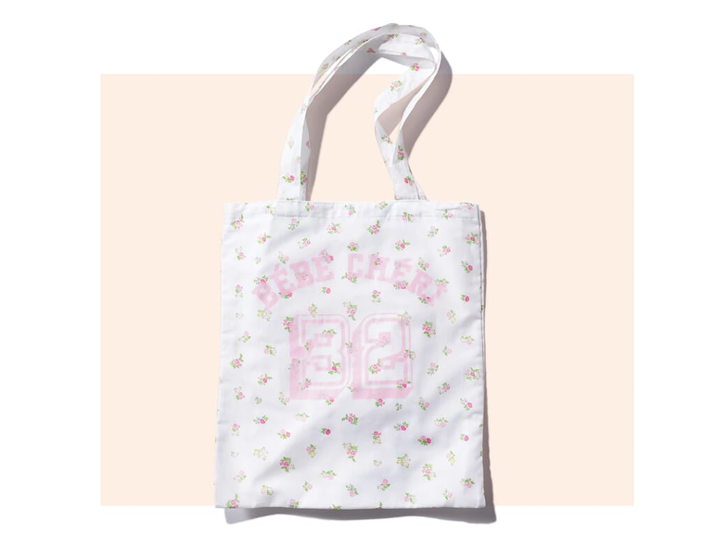 女子大生の通学トートに花柄バッグ