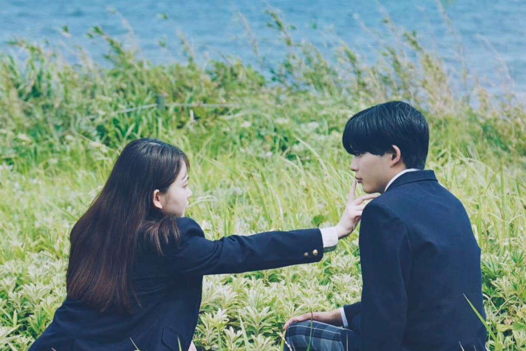 映画『恋に至る病』長尾謙杜の唇に触れる山田杏奈