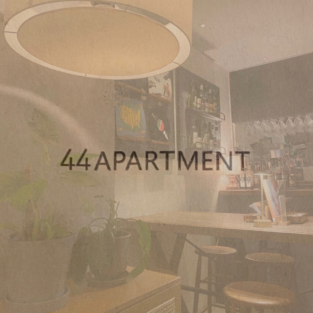 実際に訪れたときに撮影した店内と、メニュータイトル
