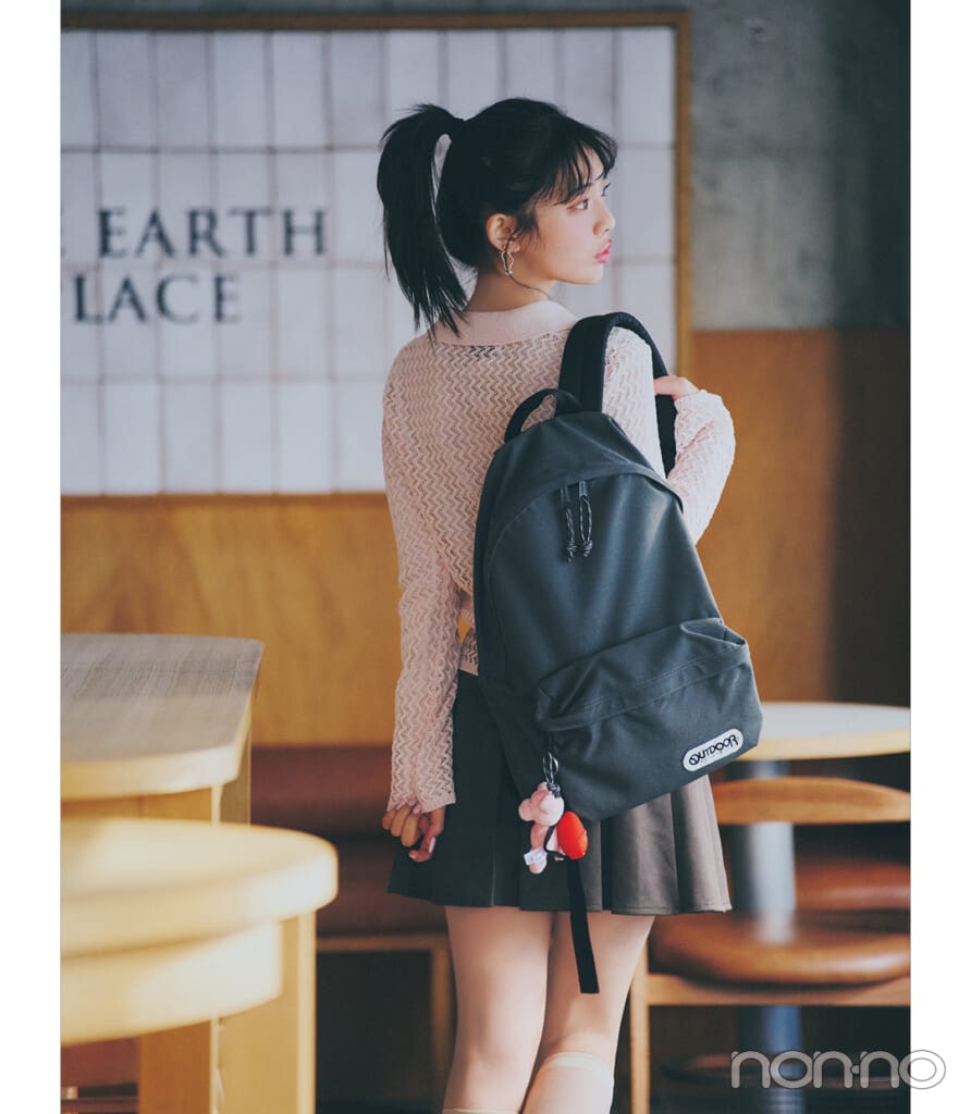 アウトドアプロダクツののリュックを背負う菊地姫奈