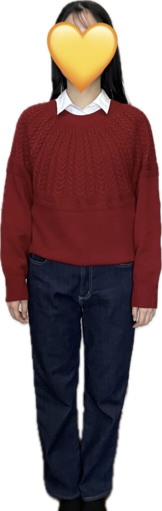 赤のニット×白シャツ×デニム