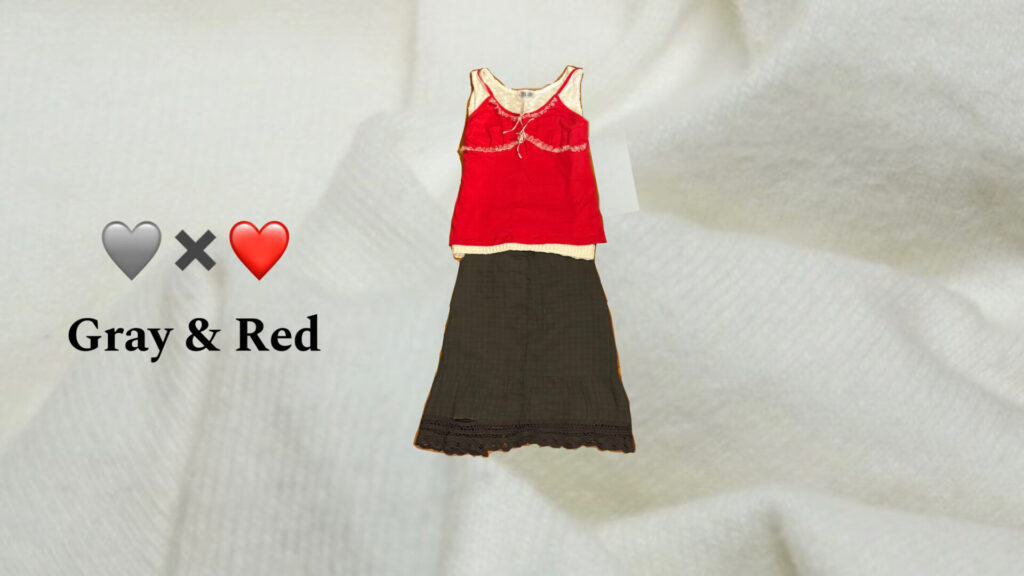 グレーと赤のコーデ