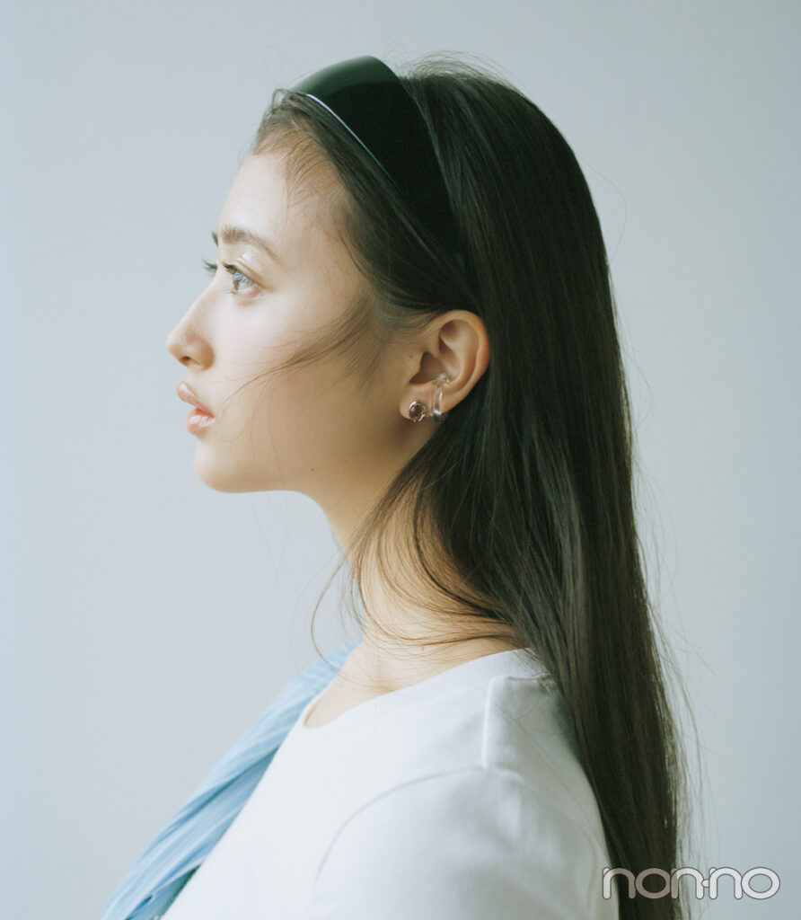 井上和の白Tシャツに合うアクセサリー クリアイヤカフ