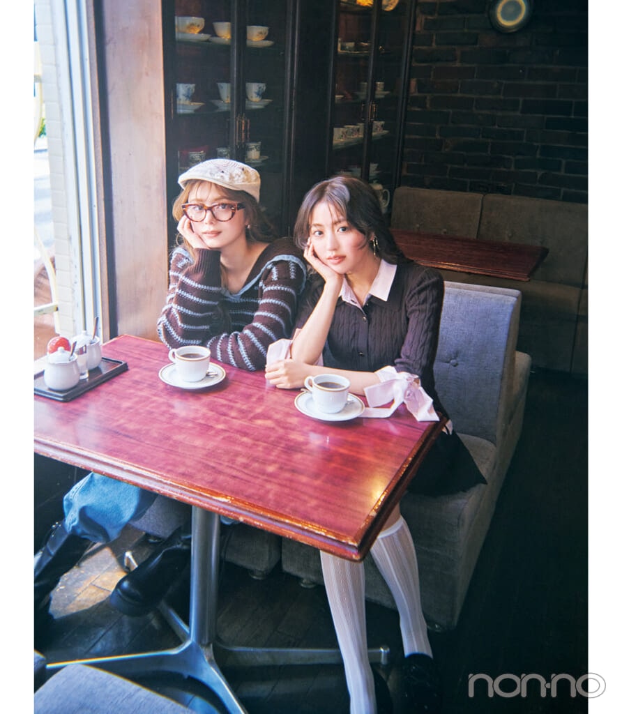 プワイザー・リッシェとリリーブラウンのニットを着た紺野彩夏と香音