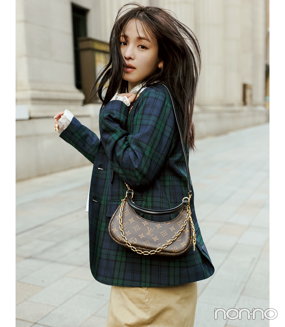 2026年新作のハイブランドミニバッグ　LOUIS VUITTON（ルイ・ヴィトン）のミニバッグを持つモデル