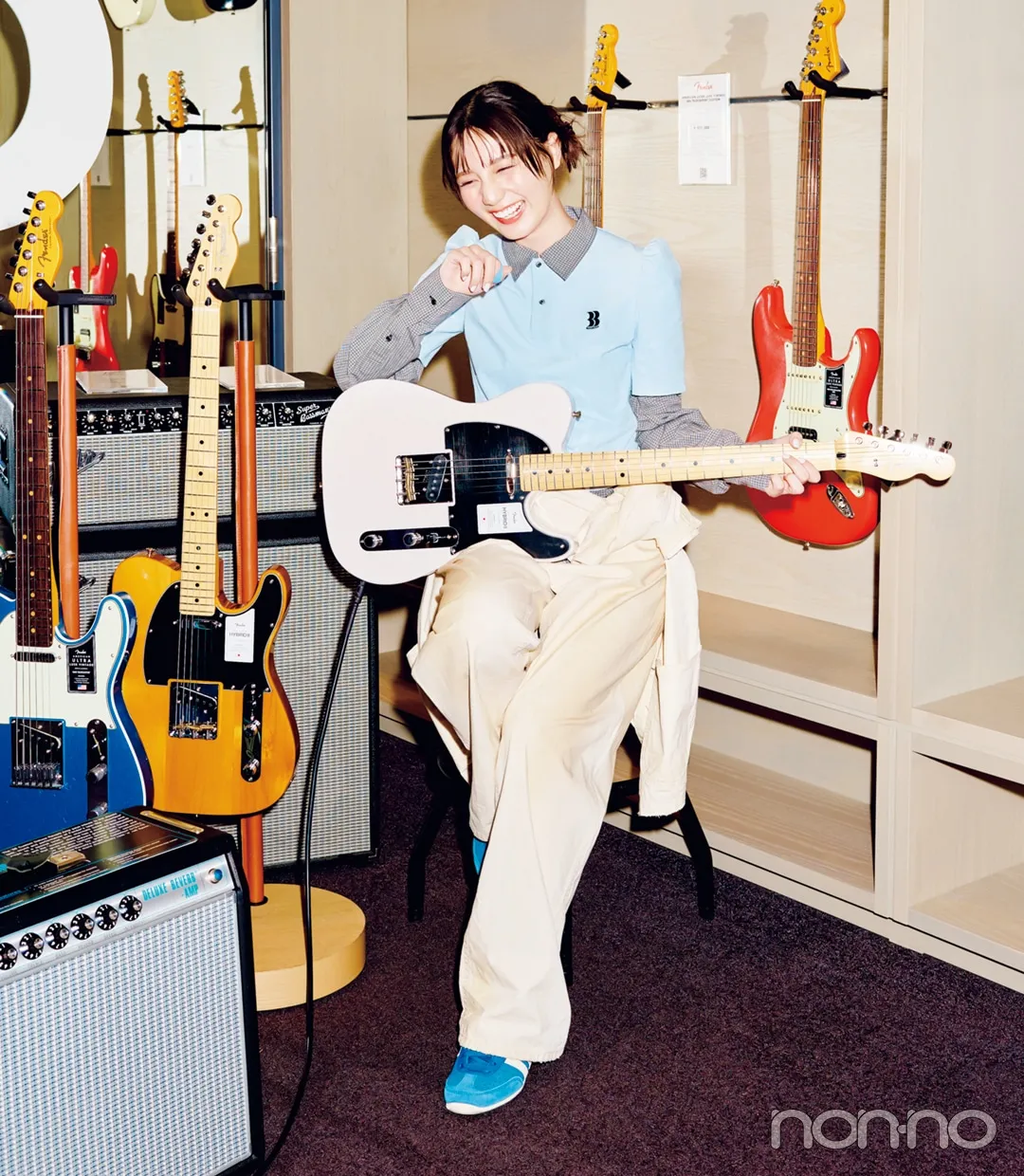 小坂菜緒の大学生の一週間コーデ、金曜日のパンツスタイル