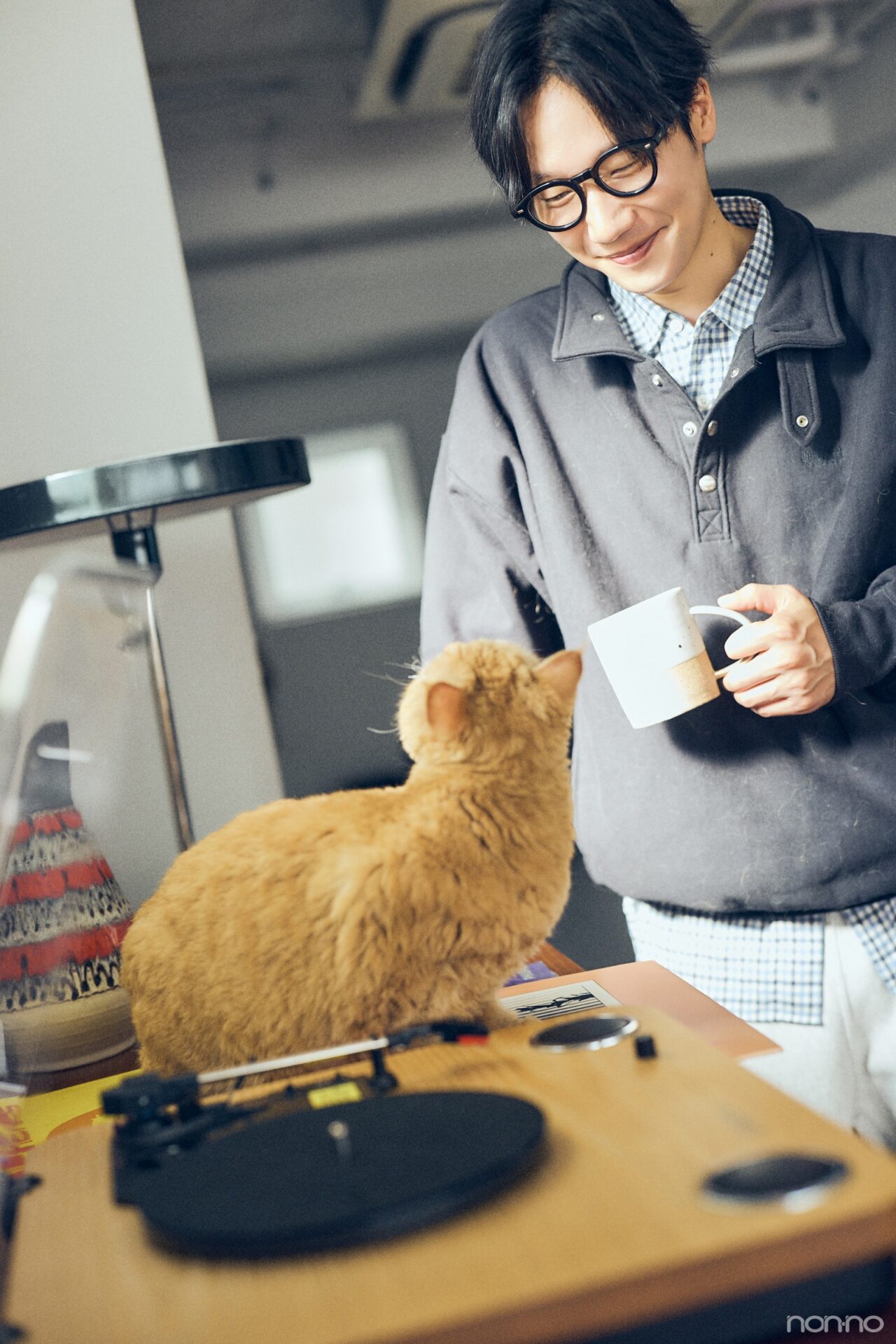 今月の彼氏大人編前原滉さんの猫を見守るショット