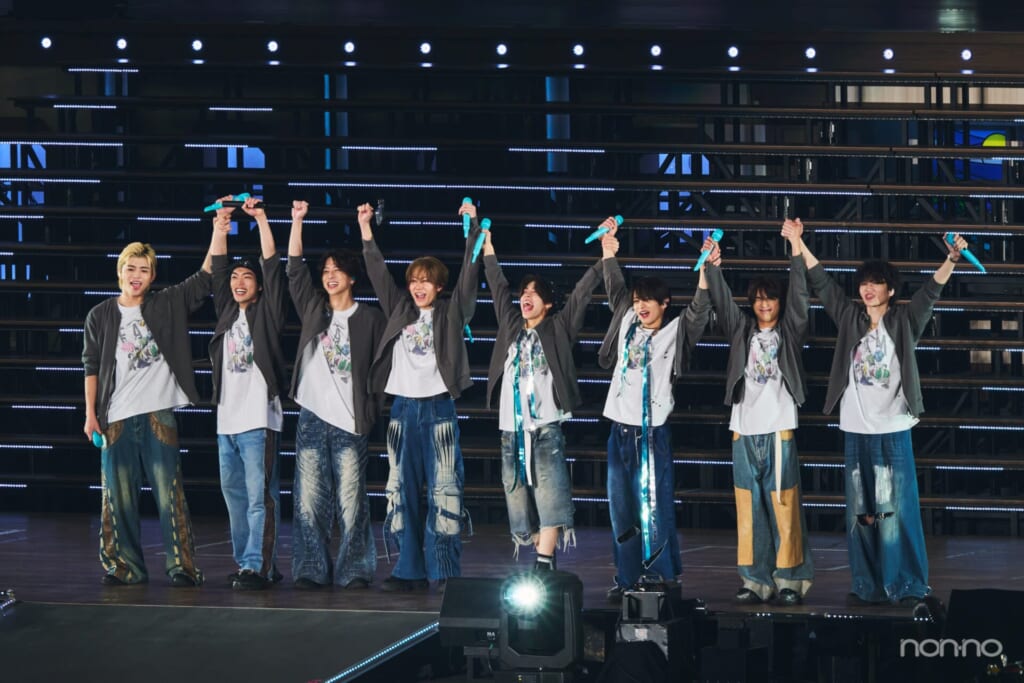 つないだ手をあげてドーム公演の成功を喜ぶtimelleszメンバー