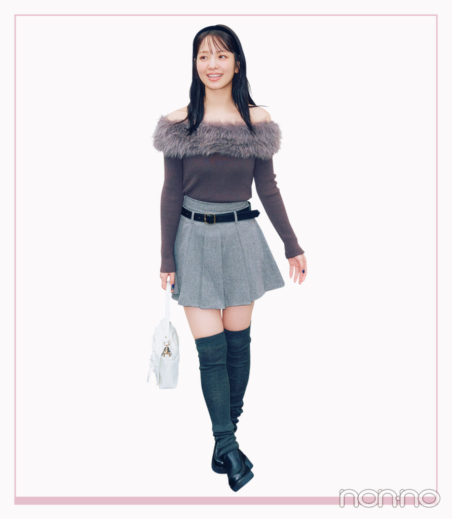 ファー付きオフショルニット×ミニスカコーデ