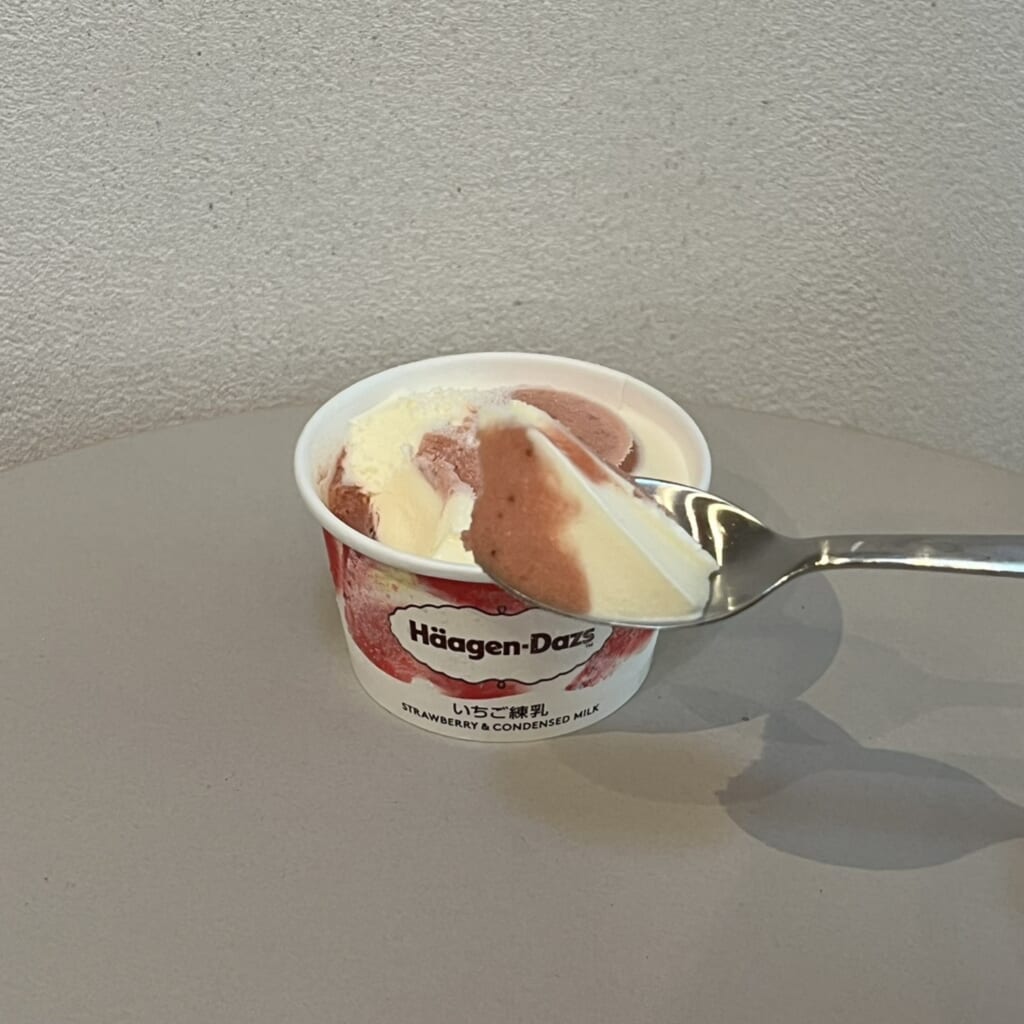 ストロベリーソルベとミルクアイスクリームが層になったアイス