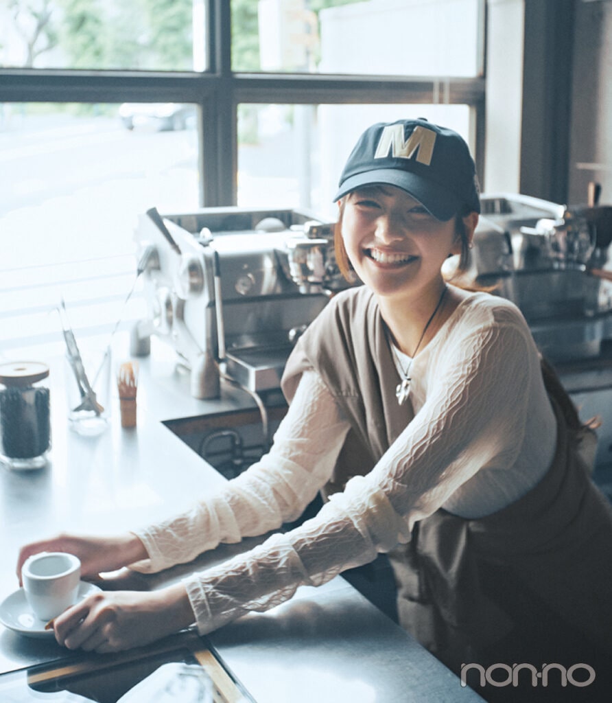 加藤栞の大学生の一週間コーデ、月曜日のレーストップススタイル