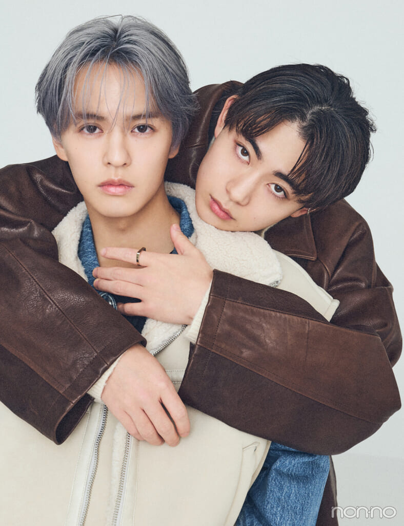 奥野壮と豊田裕大のバックハグのツーショット