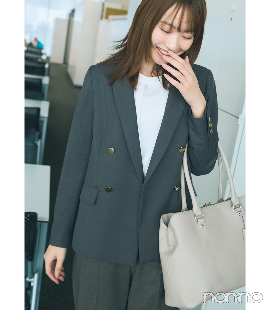 新社会人におすすめのダークグレージャケットとパンツの服装