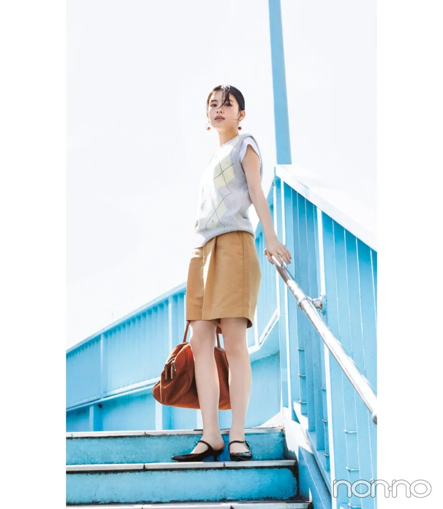 出口夏希の大学生の一週間コーデ、土曜日のひざ丈パンツスタイル