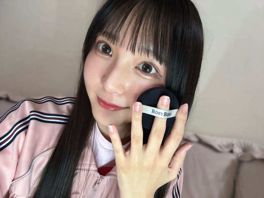 ロージーローザのマルチファンデパフを使用する小杉怜子
