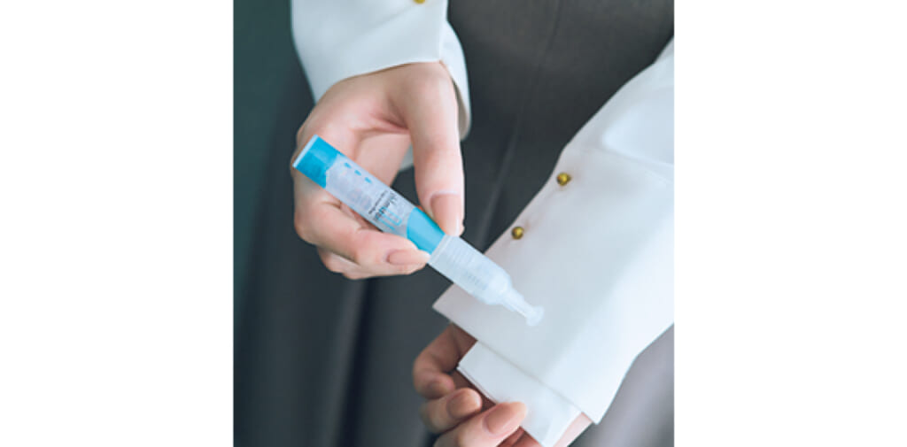 シミ取りペンを袖口にあてている手元