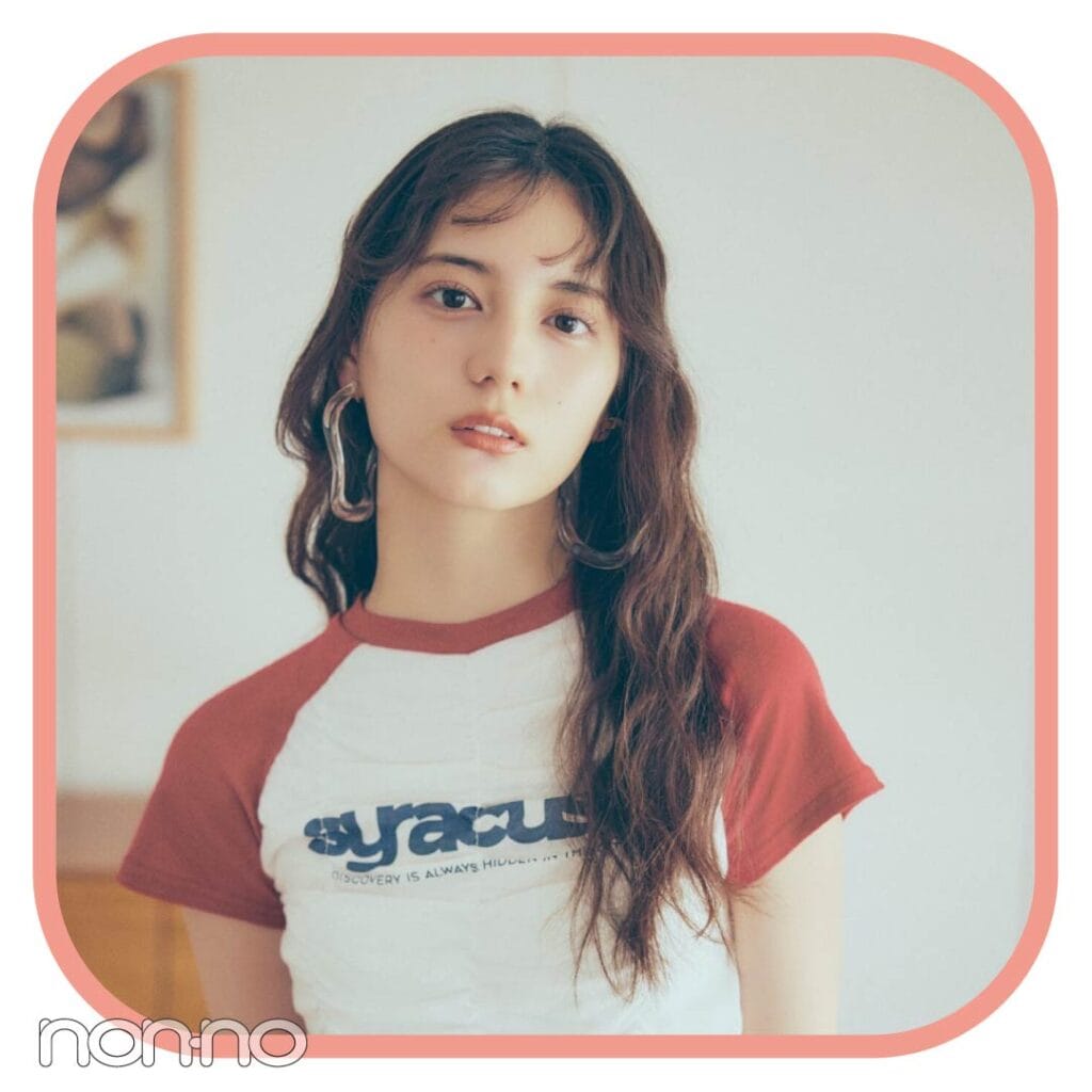 小坂菜緒のシャーリングTシャツ