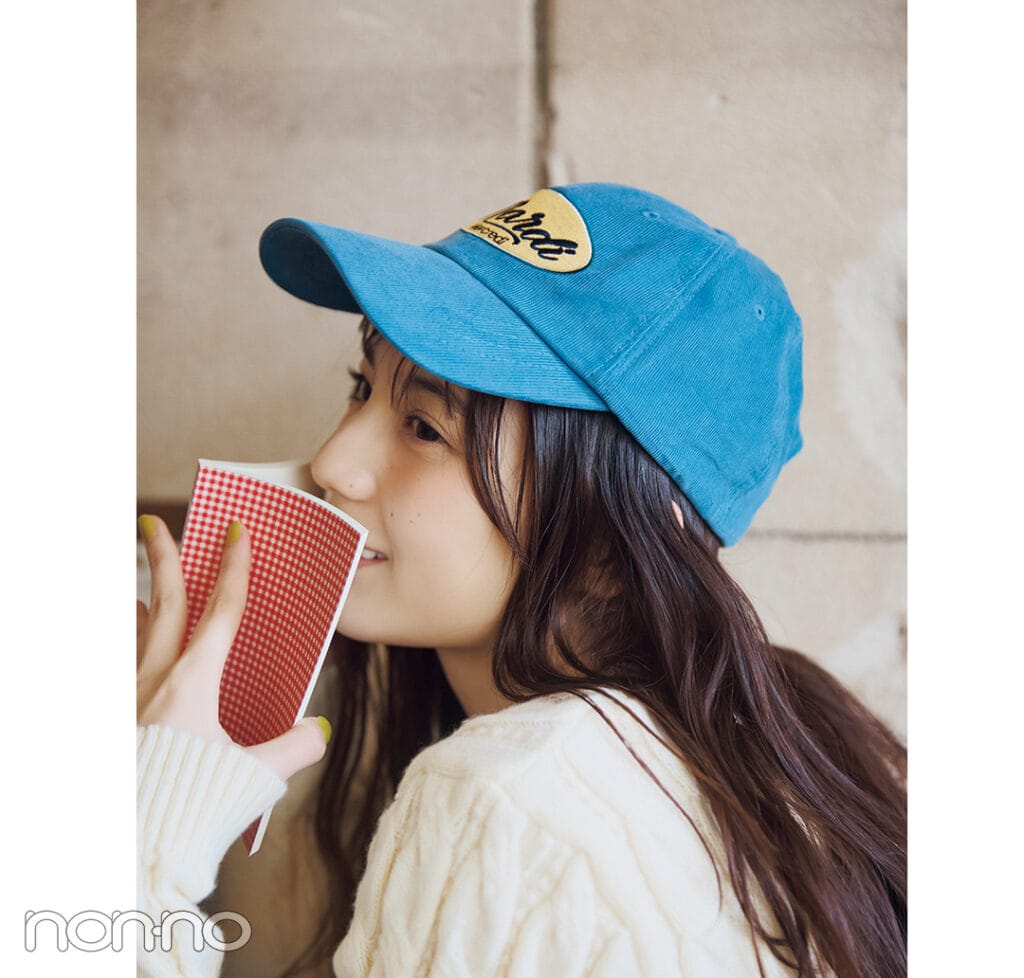 ケーブルニット×チェックスカートを着こなす小坂菜緒さん2