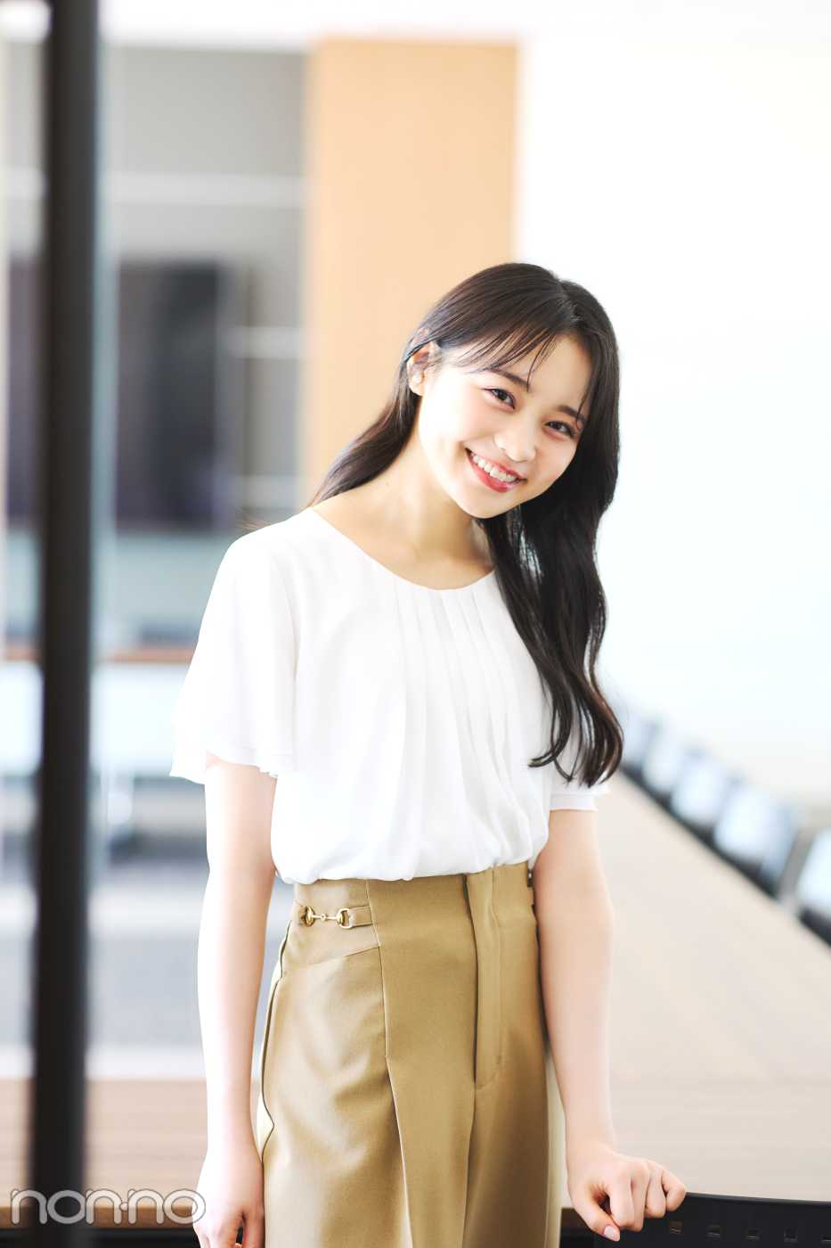 AOKIの白ギャザーブラウスを着る林芽亜里