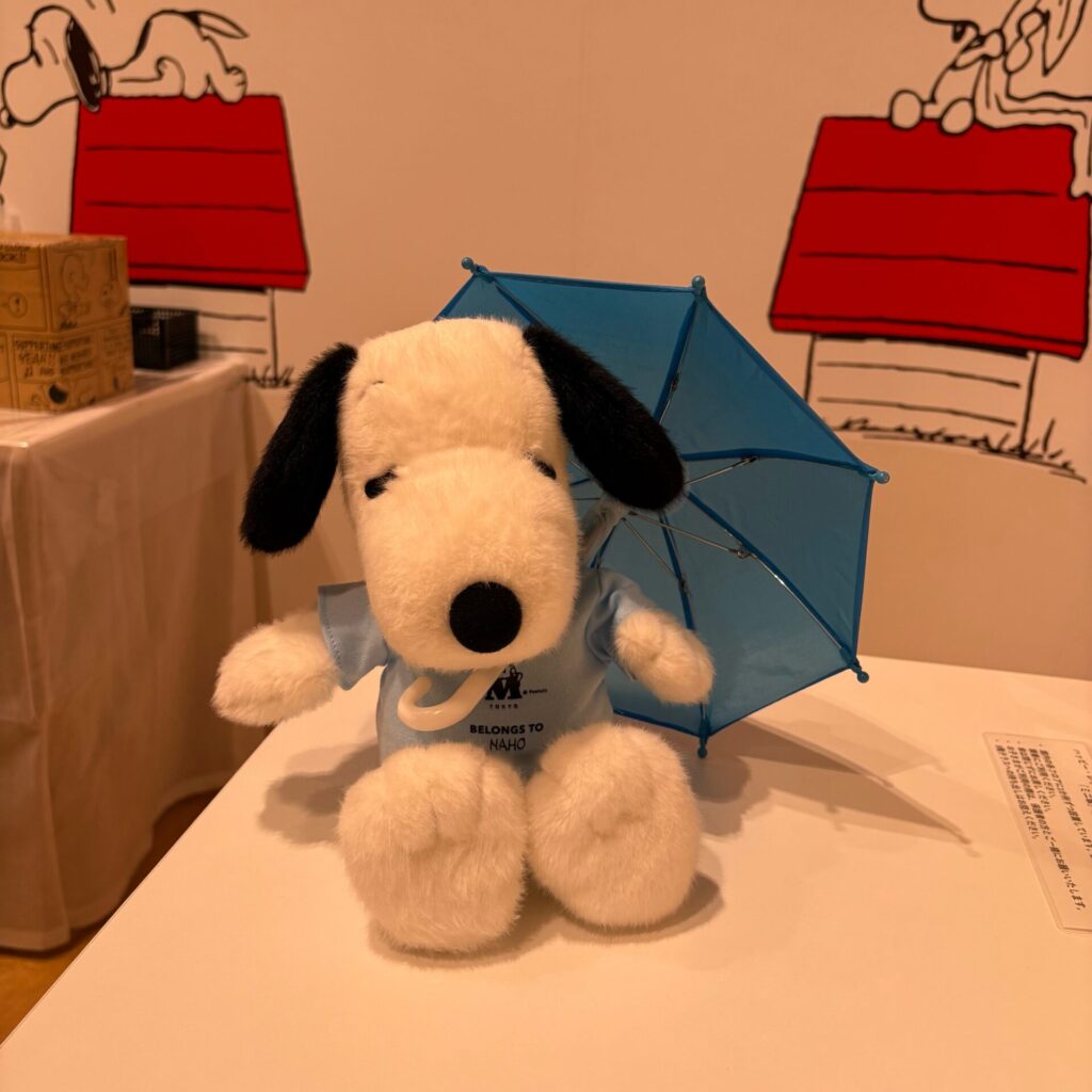 ミニ傘を差すスヌーピーのぬいぐるみ