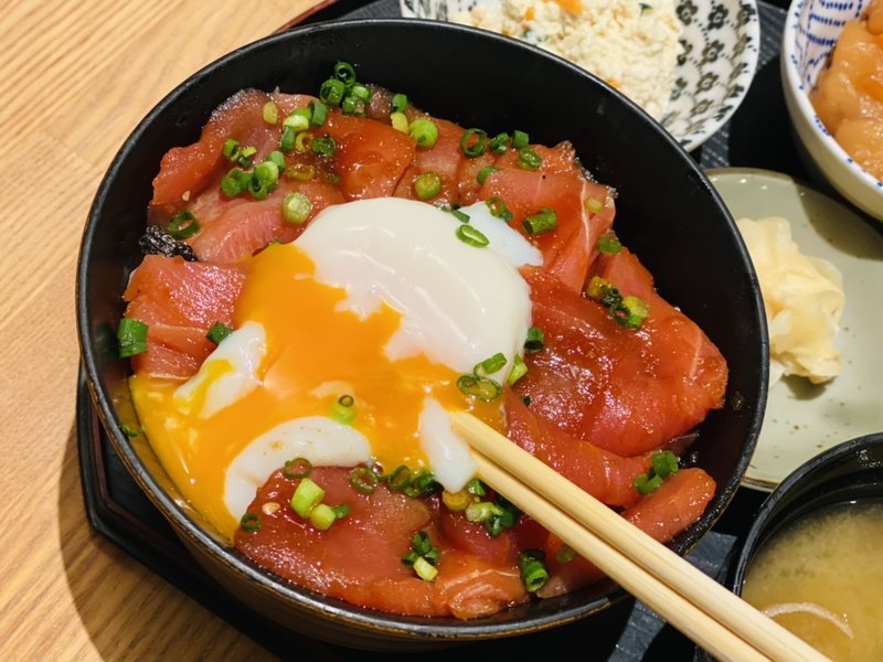 マグロユッケ丼の上に温泉卵