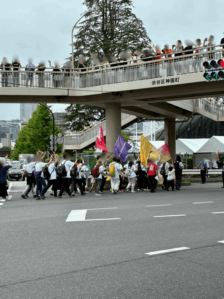 Pride Paradeの行進の様子