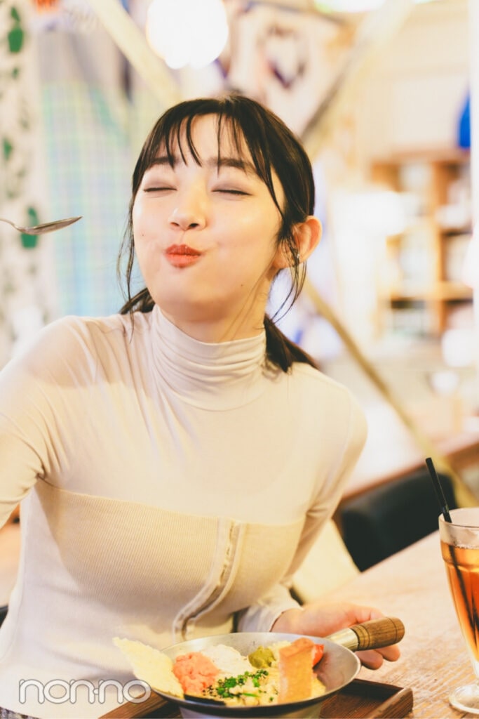 おじやを頬張る小宮山莉渚