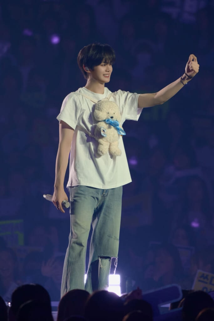 ぬいぐるみリュックをキュートに身に着けたKIM GYU VINさん