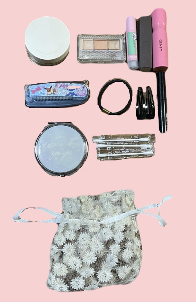 コスメポーチとその中身