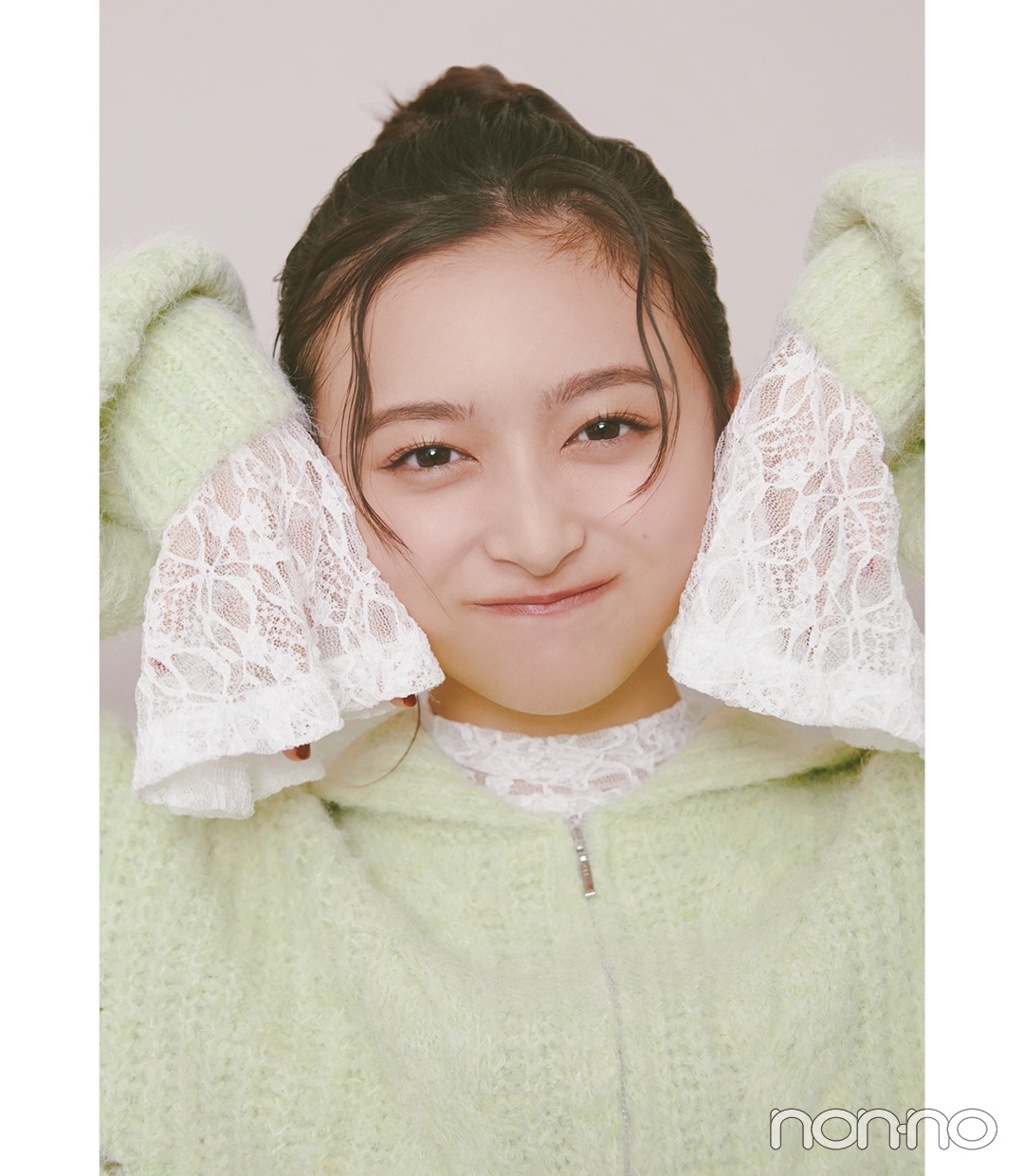 ミントグリーンのジップカーデを着て笑顔の井上和寄り