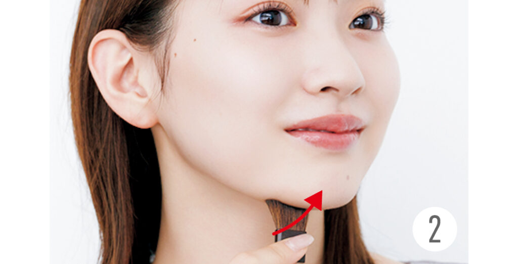 ほんのりシャープな輪郭をつくるメイクプロセス2