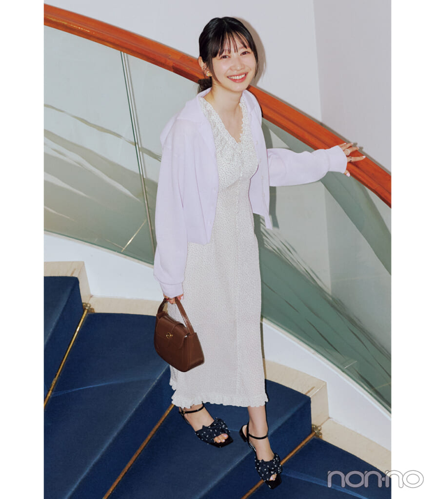 岡本夏美のドット柄ワンピの印象チェンジテク1