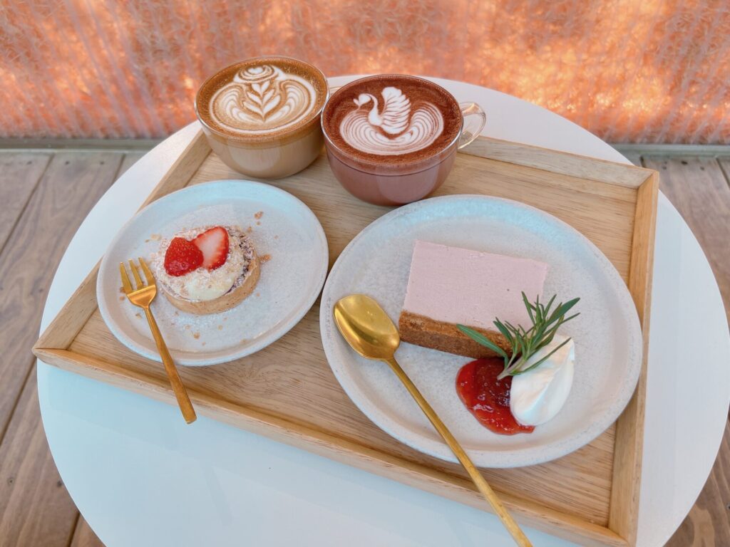 2023年5月頃に友人と訪れた際の写真。このときはホットカフェラテとホットココアのほかに春季限定メニューを注文。