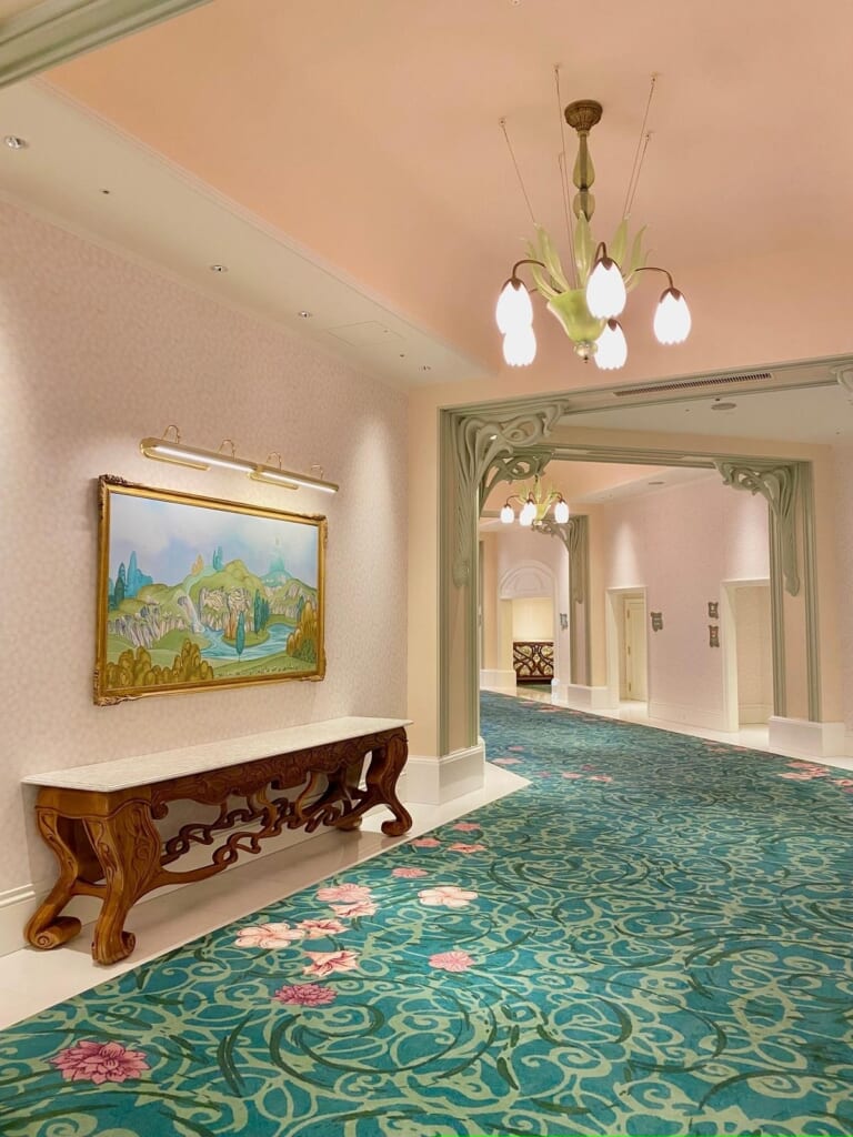 チェックインカウンターやラウンジから客室棟へ向かう廊下