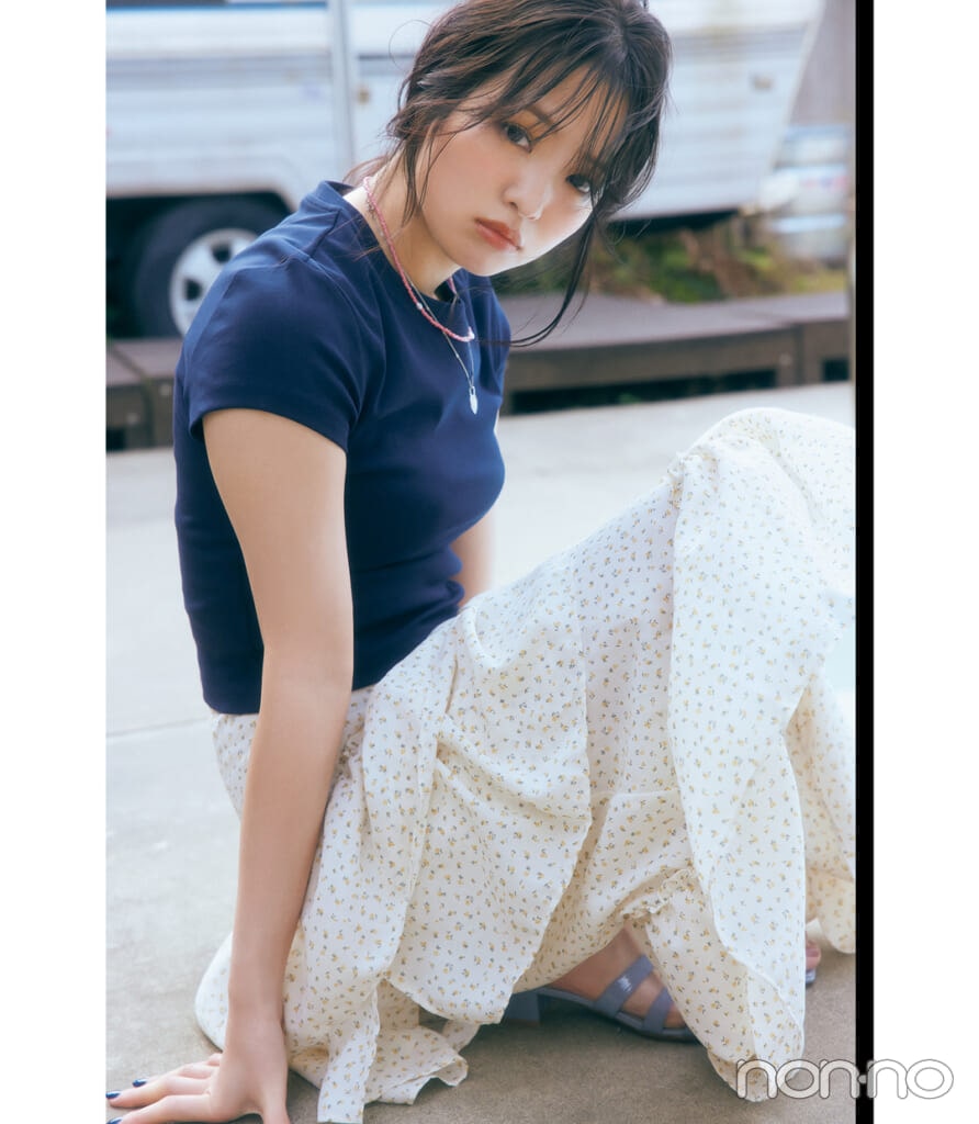 横田真悠の大学生1週間コーデ、水曜日の小花柄スカートスタイル