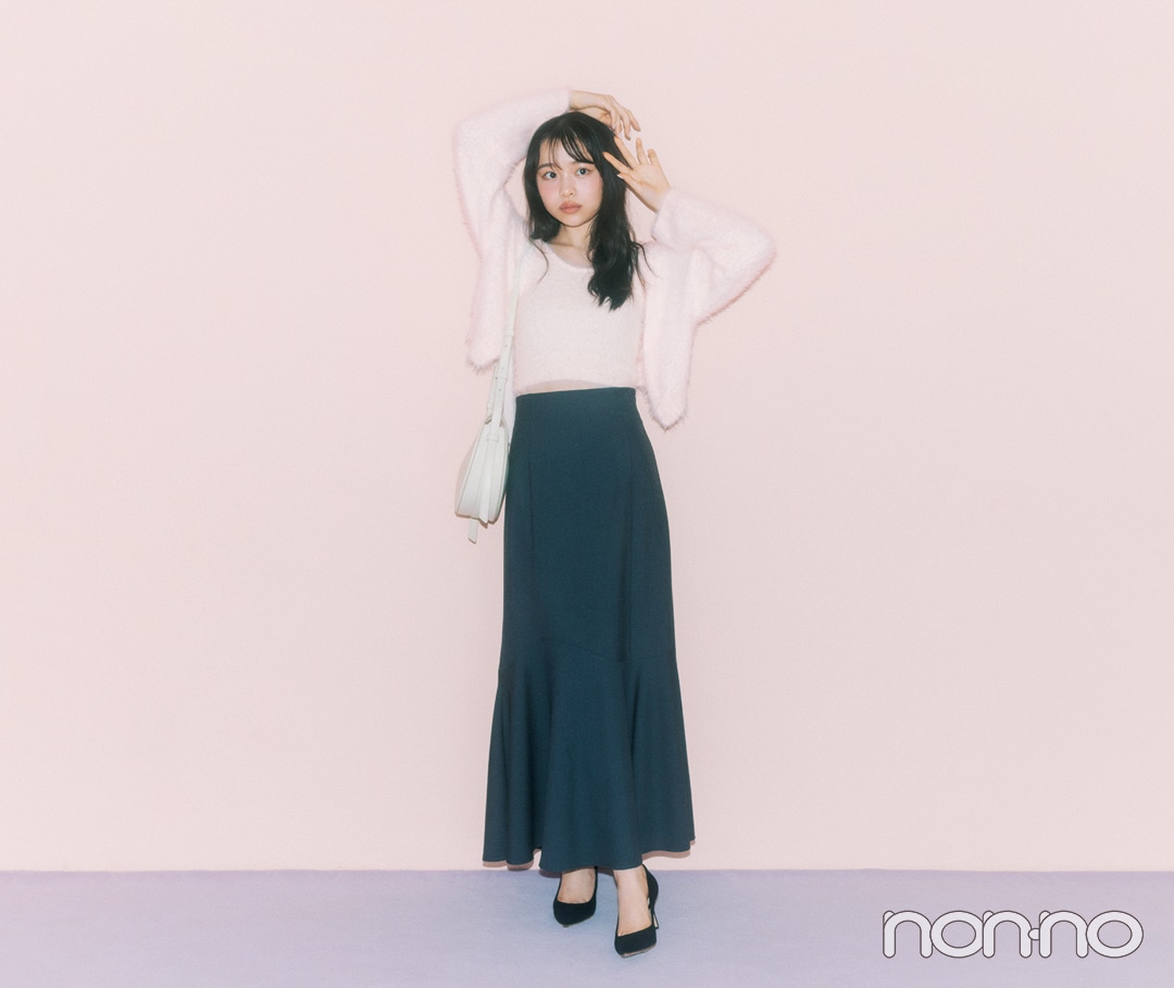 大学生の可愛い冬のデートコーデ　ピンクのシャギーニット×マーメイドスカートの女性