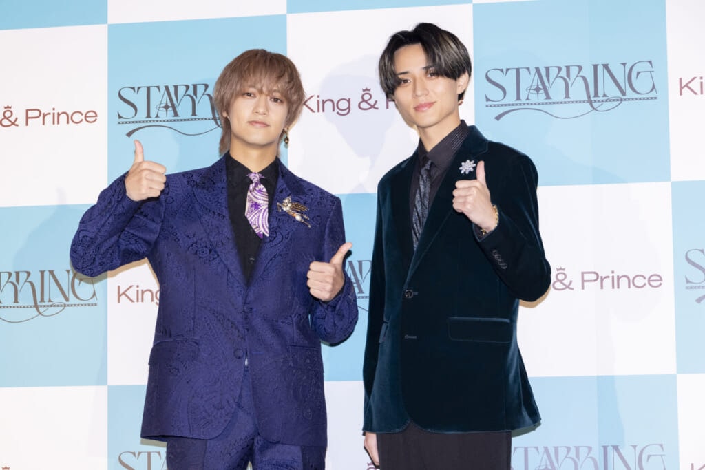 会見でポーズを決めるKing & Princeの永瀬廉、髙橋海人さん。
