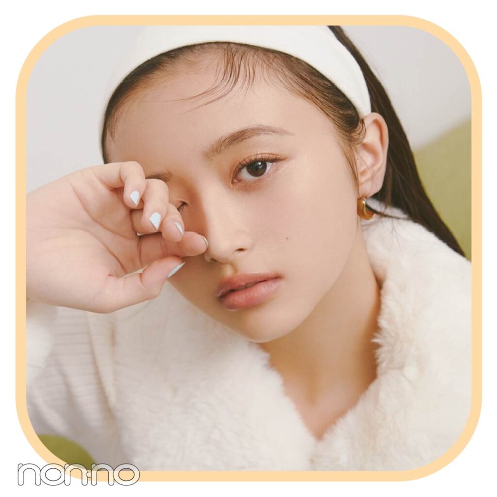 井上和のファーつきジップニットのコーデ