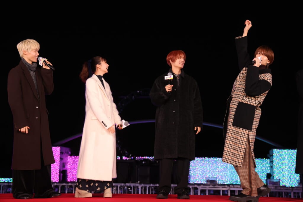 仲の良さが伝わってくるクアトロ主演の4人。左からINIの木村柾哉さん、上白石萌歌さん、なにわ男子の高橋恭平さん、FANTASTICSの中島颯太さん