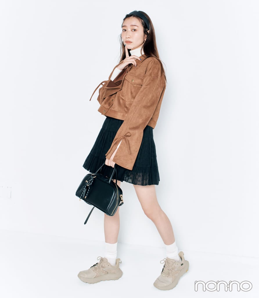 “普通の白黒”以外のまろみカラースニーカーをはいた岡本夏美3