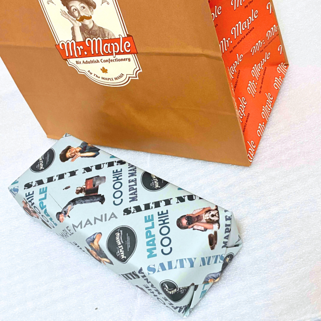 ザ・メープルマニアのクッキーの箱と紙袋