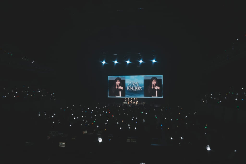 ペンライト輝く会場でモニターにうつされたfromis_9