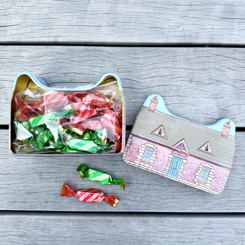 ジブリパーク「魔女の家」のショップ「13人の魔女団」で買えるおすすめオリジナルグッズやお土産:ハウス缶/魔女の家 アーモンドスカッチ