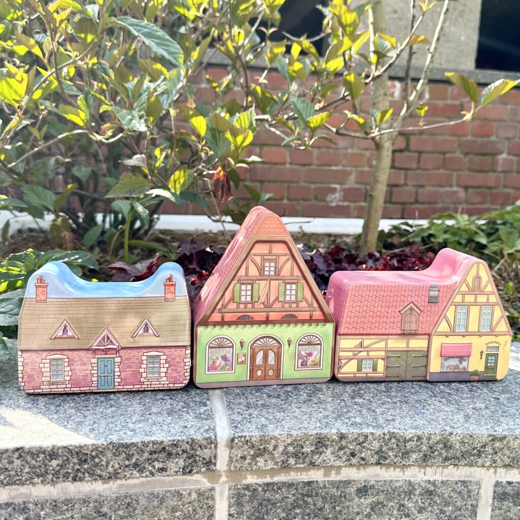 ジブリパーク「魔女の家」のショップ「13人の魔女団」で買えるおすすめオリジナルグッズやお土産:ハウス缶 グーチョキパン屋・ハッター帽子店・魔女の家の缶パッケージ