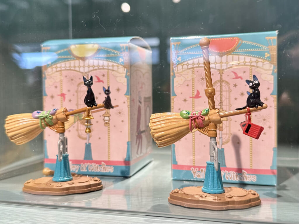 ジブリパーク「魔女の家」のショップ「13人の魔女団」で買えるおすすめオリジナルグッズやお土産:魔女の谷コレクション メリーゴーランド キキのほうき