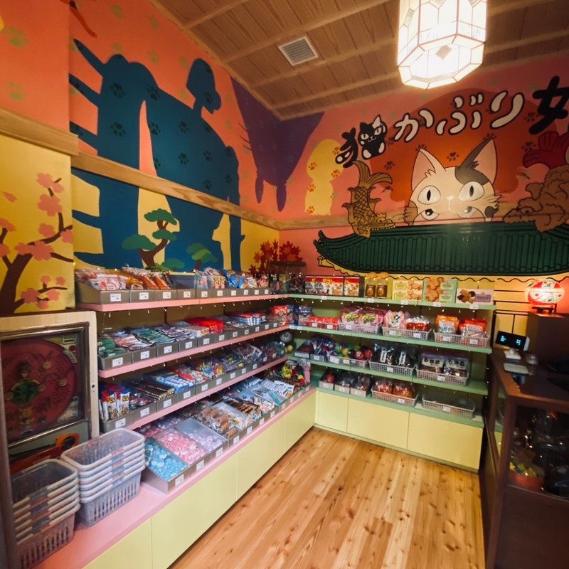 『ジブリパーク』「ジブリの大倉庫」内「駄菓子 猫かぶり姫」の店内